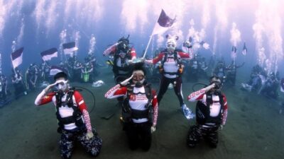 **Upacara HUT RI Ke-80 di Bawah Laut: Tradisi Unik dari Maluku Utara**