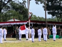 Siswa SD di Aceh Berani Panjat Tiang, Perbaiki Tali Bendera Saat HUT RI