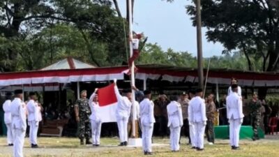 Siswa SD di Aceh Berani Panjat Tiang, Perbaiki Tali Bendera Saat HUT RI
