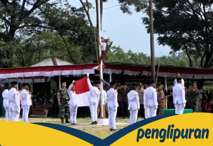 Siswa SD di Aceh Berani Panjat Tiang, Perbaiki Tali Bendera Saat HUT RI
