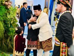 Prabowo Peluk Anak Gibran, Jan Ethes-La Lembah Manah, di Sela Upacara HUT RI: Simbol Keharmonian atau Konflik Politik?