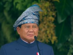 Pakai Tanjak Biru, Prabowo Pimpin Upacara Penurunan Bendera di Istana – Update 1