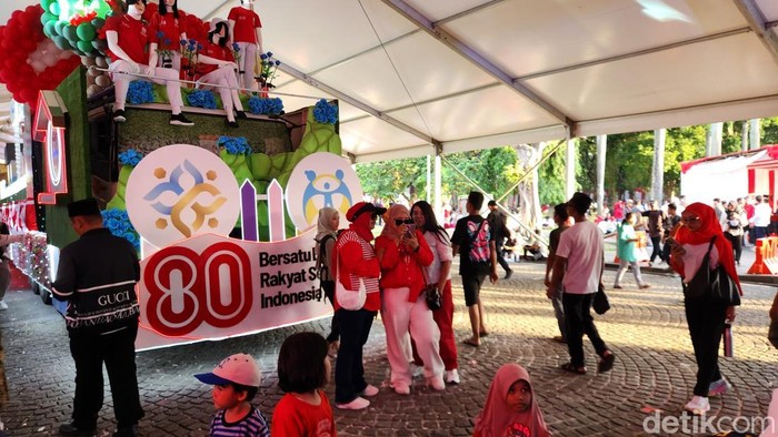 **Karnaval Mobil Hias HUT RI Di Monas, Warga Rela Antri Berjam-jam untuk Berfoto**