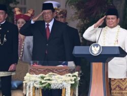 “Kalung Ronce Melati dan Tanjak Biru Prabowo: Simbol Perdana dalam Upacara HUT RI”