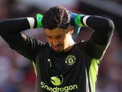 Bayindir Blunder, Onana Diparkir, MU Butuh Kiper Baru? – Update 1