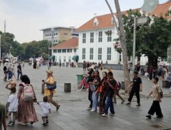 **Gerimis Tak Turunkan Antusiasme, Kota Tua Jakarta Ramai di Libur HUT ke-80 RI**