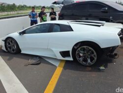 [**Mobil Mewah Remuk di Tol Kunciran saat Konvoi Berujung Tragis.**]