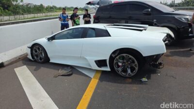 [**Mobil Mewah Remuk di Tol Kunciran saat Konvoi Berujung Tragis.**]