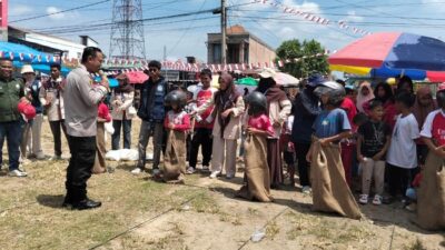 [Keseruan Polisi, Mahasiswa dan Warga Siak Lomba Agustusan di HUT RI]