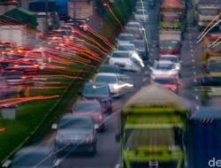 “Tak Hanya di Jalan TB Simatupang, Tol JORR Juga Macet Pagi Ini: Lalu Lintas Terhenti!”