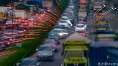 “Tak Hanya di Jalan TB Simatupang, Tol JORR Juga Macet Pagi Ini: Lalu Lintas Terhenti!”