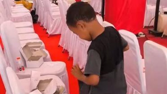 Viral 2 Bocah SD di Gowa Kumpulkan Sisa Kue Pejabat Usai Perayaan HUT RI ke-80, Cerita Ini Membuat Netizen Berdecak Kagum!