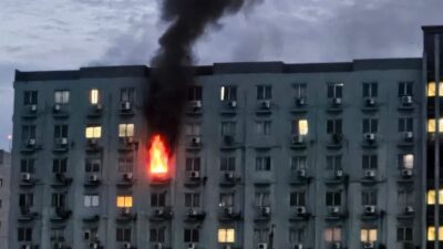 Api Menyapu Apartemen Jakbar, Asap Hitam Menerpa Langit