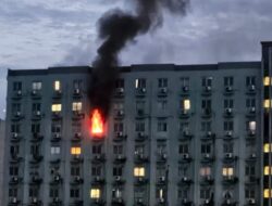 Api Menyapu Apartemen Jakbar, Asap Hitam Menerpa Langit