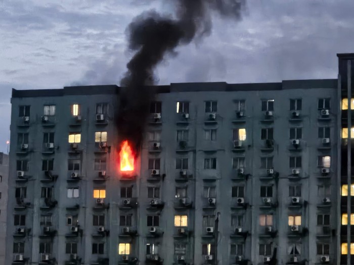 Api Menyapu Apartemen Jakbar, Asap Hitam Menerpa Langit