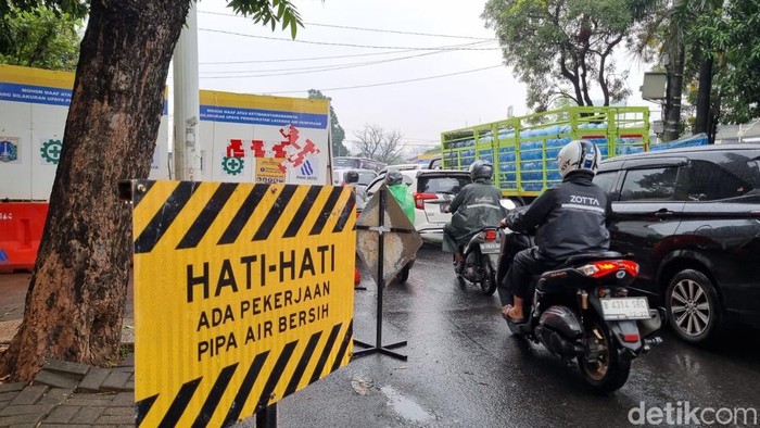 Macet Mendera Lebak Bulus, Proyek Galian Pipa Air Sampai Desember