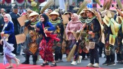 Warga Nilai Kirab Budaya Hari Jadi Ke-80 Jabar Mengandung Makna Dalam: Tradisi Menyadarkan Generasi Muda