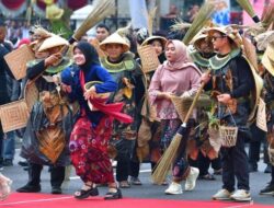 Warga Nilai Kirab Budaya Hari Jadi Ke-80 Jabar Mengandung Makna Dalam: Tradisi Menyadarkan Generasi Muda