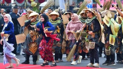 Warga Nilai Kirab Budaya Hari Jadi Ke-80 Jabar Mengandung Makna Dalam: Tradisi Menyadarkan Generasi Muda