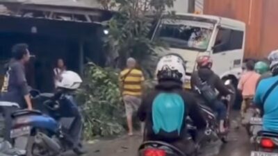 Truk Kontainer Seruduk Teras Rumah Warga di Marunda Jakut, Hancurkan Properti dan Ganggu Lalu Lintas