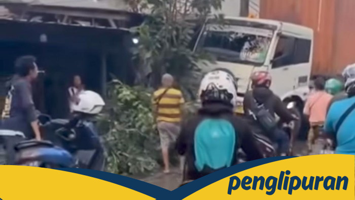 Truk Kontainer Seruduk Teras Rumah Warga di Marunda Jakut, Hancurkan Properti dan Ganggu Lalu Lintas