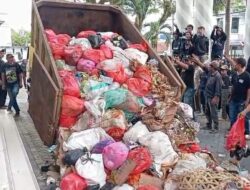 Warga Pandeglang Protes TPA, Bajak Truk & Tumpahkan Sampah ke Kantor Bupati!