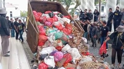 Warga Pandeglang Protes TPA, Bajak Truk & Tumpahkan Sampah ke Kantor Bupati!
