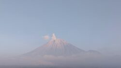 **4 Kali Erupsi Gunung Semeru Hari Ini, Letusan Mencapai 1 Km!**