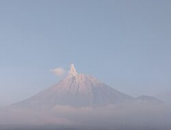 **4 Kali Erupsi Gunung Semeru Hari Ini, Letusan Mencapai 1 Km!**