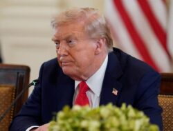 **Jeli! Fans Chelsea Temukan Medali Madueke di Kantor Trump**