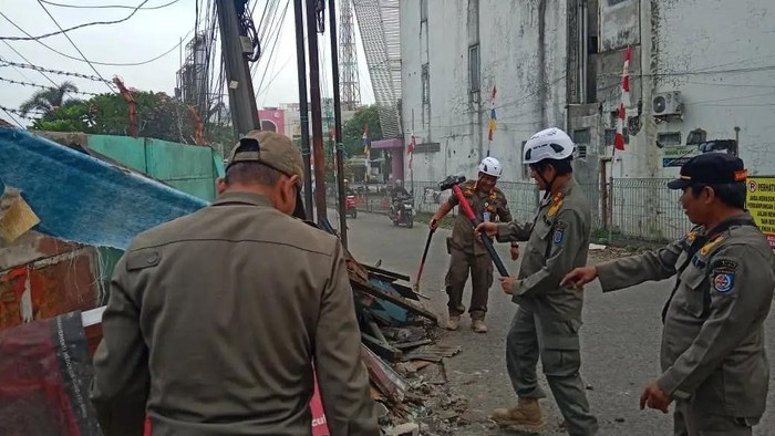 Satpol PP Depok Bongkar 17 Bangunan Liar, Gugurkan Wajah Kota Depok