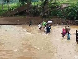 Jembatan Rusak, Warga Sukabumi Terjang Sungai Saat Antar Jenazah ke Kuburan – Update 1