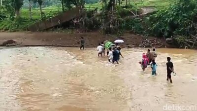Jembatan Rusak, Warga Sukabumi Terjang Sungai Saat Antar Jenazah ke Kuburan – Update 1