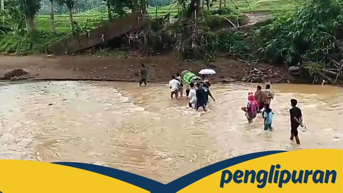 Jembatan Rusak, Warga Sukabumi Terjang Sungai Saat Antar Jenazah ke Kuburan - Update 1