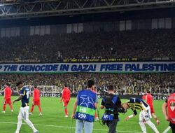 “Spanduk Free Palestine dari Ultras Fenerbahce Hiasi Laga Liga Champions, Menyulut Debat Global”