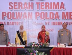 “Ibu Asuh Polwan Polda Metro Berganti, Kapolda Metro Jaya Serahkan Jabatan kepada Irjen Asep Edi Suheri”