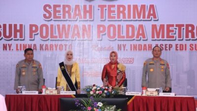 “Ibu Asuh Polwan Polda Metro Berganti, Kapolda Metro Jaya Serahkan Jabatan kepada Irjen Asep Edi Suheri”