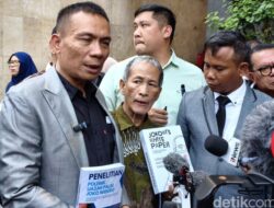 Rismon Sianipar Diperiksa Polda Metro, Bawa Buku Ijazah Jokowi Jadi Polemik