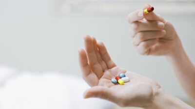 **Obat Cacing Jadi Buruan Gen Z, Ini Wanti-wanti Guru Besar Farmasi UGM**