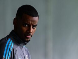 **Isak Latihan Sendirian di Newcastle: Apakah Ini Tanda Pergi?**