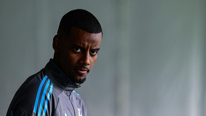 **Isak Latihan Sendirian di Newcastle: Apakah Ini Tanda Pergi?**
