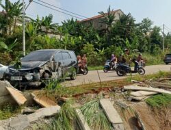 “Innova Tabrak Tembok Tol Depok Hingga Porak-Poranda: Kondisi Saat Ini Mengerikan!”