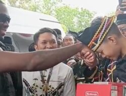 Rapper Melly Mike Beri Kado kepada Dikha, Bocah Pacu Jalur Viral di Festival Kuansing