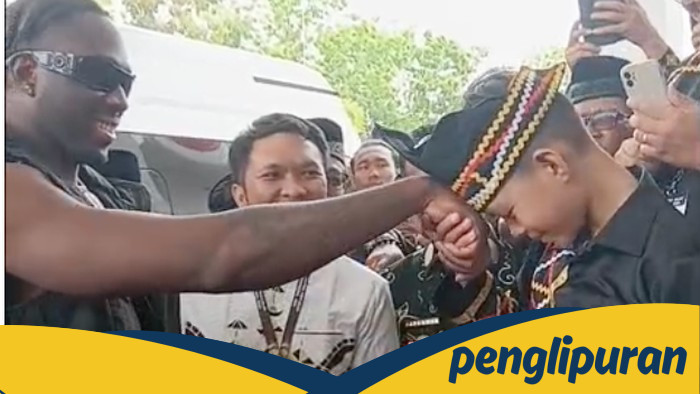 Rapper Melly Mike Beri Kado kepada Dikha, Bocah Pacu Jalur Viral di Festival Kuansing