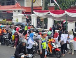 Polda Jateng Kawal Aksi Damai Emak-emak Bagikan 700 Nasi Bungkus di Pati – Update 1