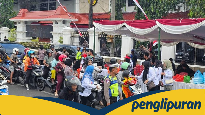 Polda Jateng Kawal Aksi Damai Emak-emak Bagikan 700 Nasi Bungkus di Pati - Update 1