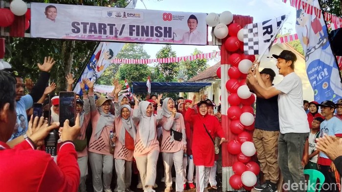 Warga Pandeglang Berikan Tasyakuran Kreatif untuk Program Bang Andra dengan Jalan Santai