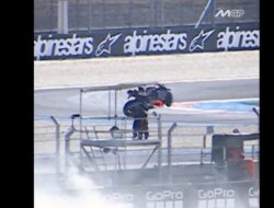 Kecelakaan Menakutkan di MotoGP Hungaria: Motor KTM Pedro Acosta ‘Terbang’ dan Nyaris Menyebabkan Korban