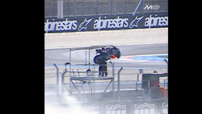 Kecelakaan Menakutkan di MotoGP Hungaria: Motor KTM Pedro Acosta 'Terbang' dan Nyaris Menyebabkan Korban