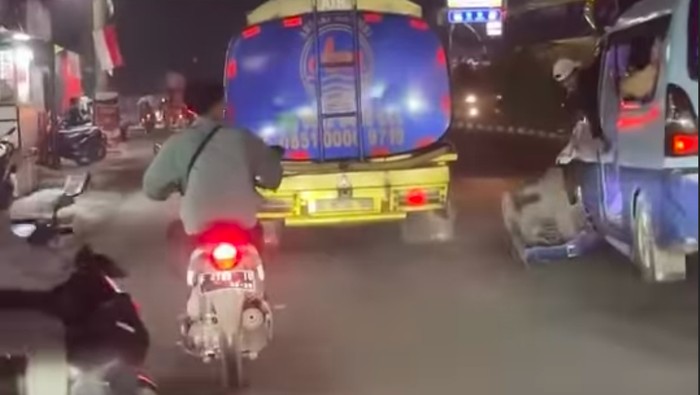 Truk Tangki Air Dikejar-kejar, Diduga Serempet Angkot di Bogor! Viral Truk Tangki Air Dikejar-kejar Usai Diduga Serempet Angkot di Bogor!